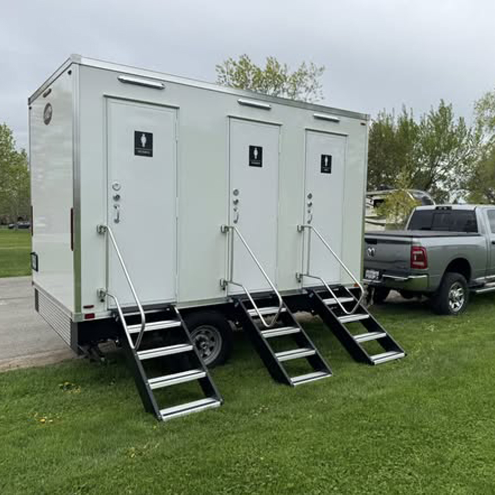 Outdoor Camping Rentals - Luxe mobiele toilettrailer met 3 toiletten,